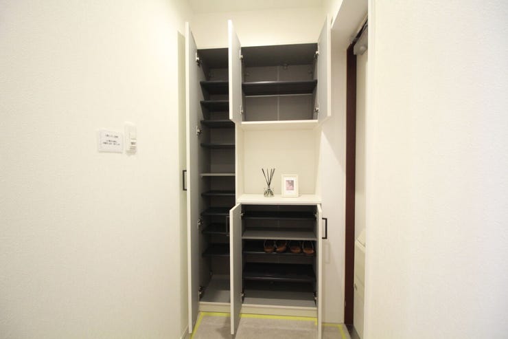 【シューズボックス】玄関にはたっぷり収納付き!大型荷物も安心の収納スペースです。