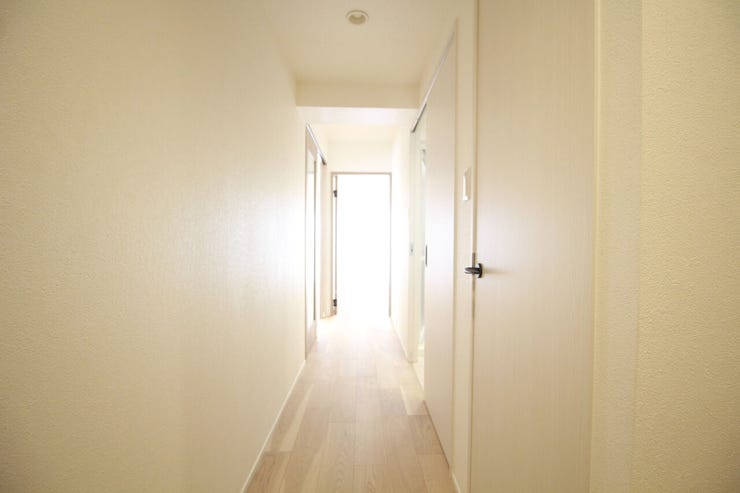 明るく開放的な廊下が、家全体に心地よい風と光を届けます。