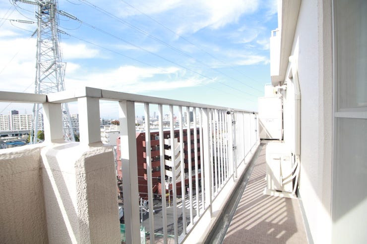 暖かい陽ざしが差込むバルコニーは、晴れた日には、洗濯物が良く乾きます。また、風通しも良好です。