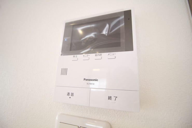 【モニター付インターホン】エントランス&玄関前の様子を確認できます。お子様のお留守番にも安心ですね。