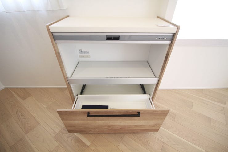 収納スペースが広く、大きいお鍋からカトラリーまでたっぷりと収納できます