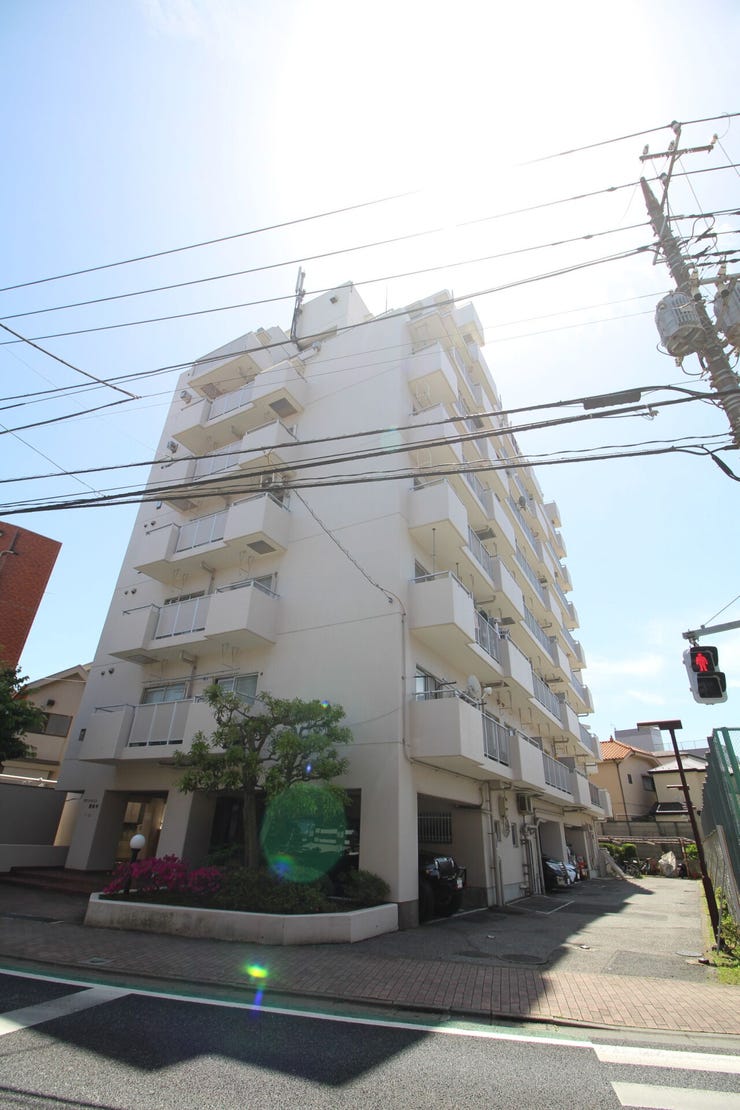 【外観】
陽当り・通風に優れた魅力的で快適さを追求したマンションです。