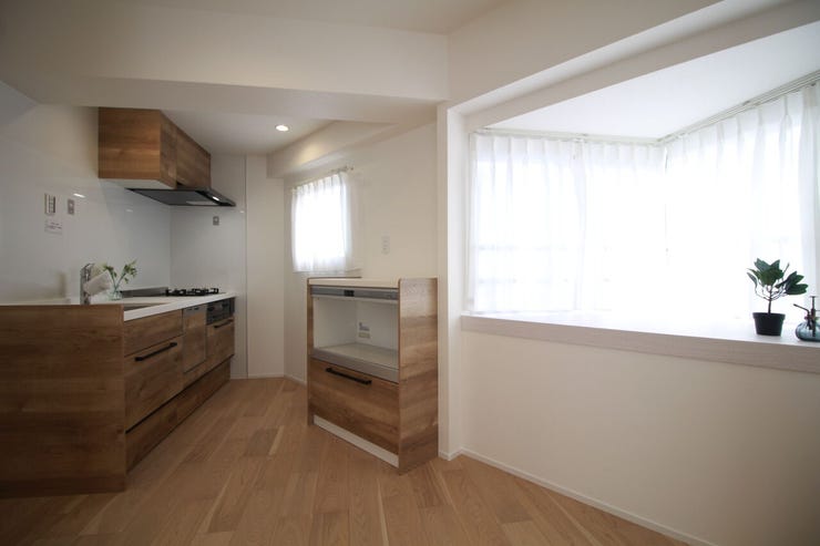 大きな出窓から光が差し込む明るいリビングです