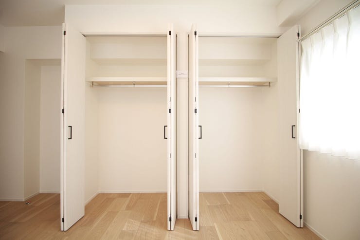 【クローゼット】洋服の保管やしまうスペースは大人1人につき約一畳分が理想です。通路を確保できればより快適に使いこなせます。