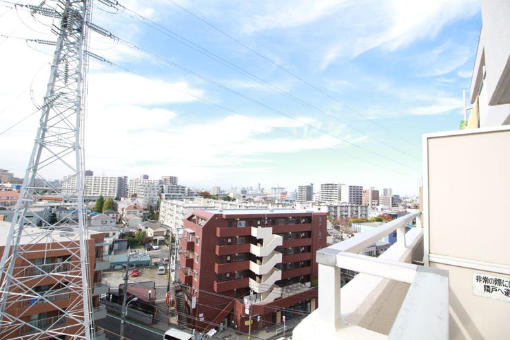 穏やかな街並みを一望しながら、爽やかな風と柔らかく降り注ぐ陽光を感じて頂けます。心地良い開放感が暮らしにゆとりと充足感をもたらします。