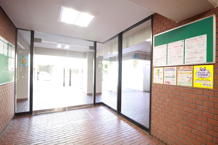 エントランスへと導いてくれるアプローチ。きっとその先にも素敵な空間が広がっているんだろうなと期待が膨らみます。