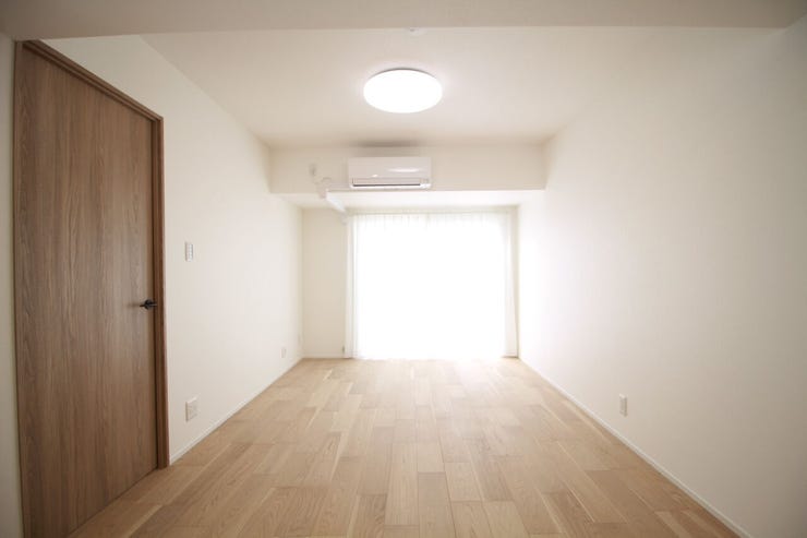 ダイニングテーブルやTVボード等ゆとりを持って配置できる広さです。家具のレイアウトも新生活スタートの楽しみの一つですね。