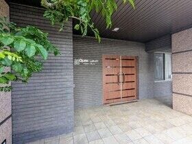 高級感のある入り口は南向きなので日が良く差し込みます♪