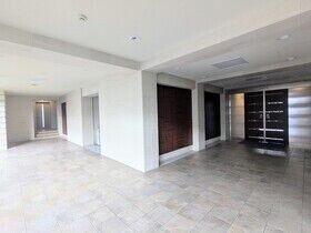 エレベータは東西に分かれて2台あります♪朝の混雑も部屋数以上に軽減されそうです♪