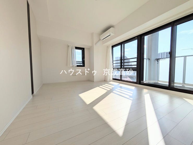 明るく開放的な空間が広がるリビングダイニング。室内には豊かな陽光が注ぎ込み、爽やかな住空間を演出。