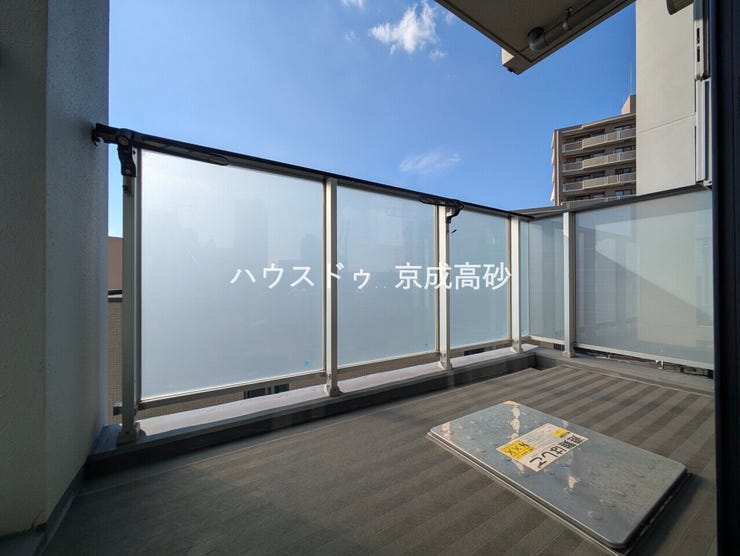 暖かい陽ざしが差込むバルコニー。晴れた日には洗濯物が良く乾きます。風通しも良好です。葛飾花火大会も望めます。