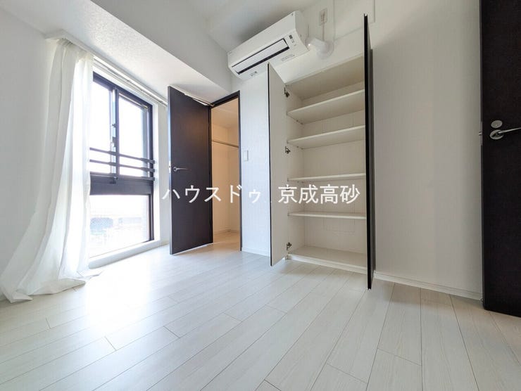 リビングで楽しく過ごした後はゆっくりくつろぐ時間を満喫できます。過ぎ行く時間をゆったりと感じることができる落ちついたプライベートルーム。