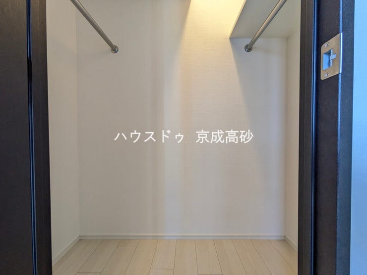 大型のクローゼットです!
これだけの収納力があれば部屋もスッキリ保てますよ!