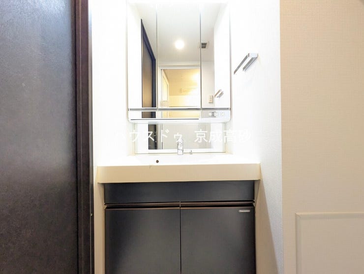 朝の身支度に便利なシャンプードレッサーはとっても便利です!シンク下の収納でアメニティ類のストックもバッチリ!