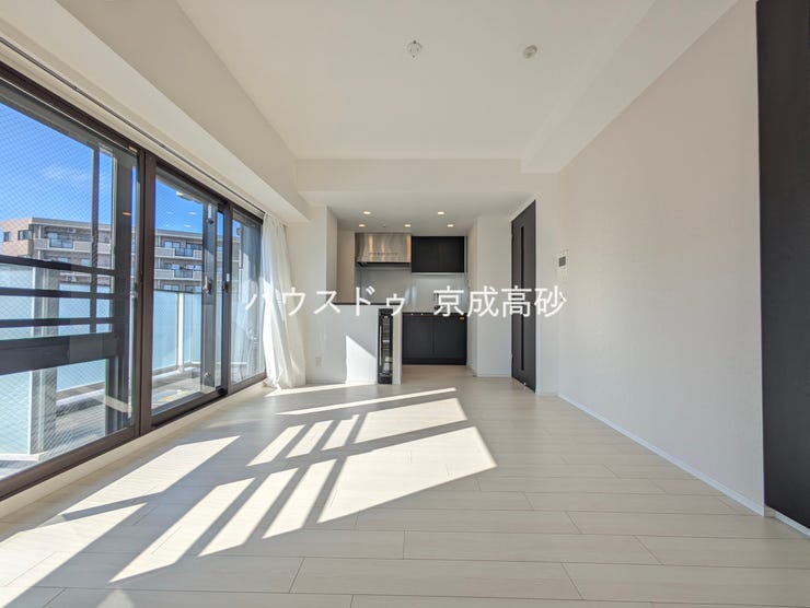 【外観】
明るく開放的な空間が広がるリビングダイニング。室内には豊かな陽光が注ぎ込み、爽やかな住空間を演出。