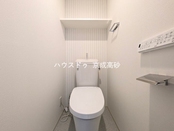 トイレは快適な温水洗浄便座付です。手洗い一体型のトイレ設備はスペースの節約ができ、ゆったりとした空間が確保できます。節水も期待できますね。