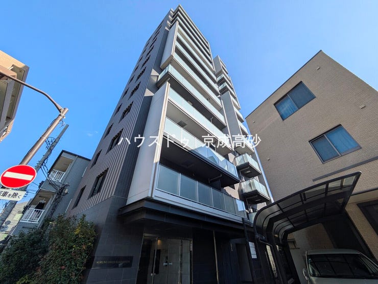 爽やかな青空の下に贅沢なほどに降り注ぐ陽光、豊かな居住性と、クオリティ。住まうことの喜びを感じさせてくれます。