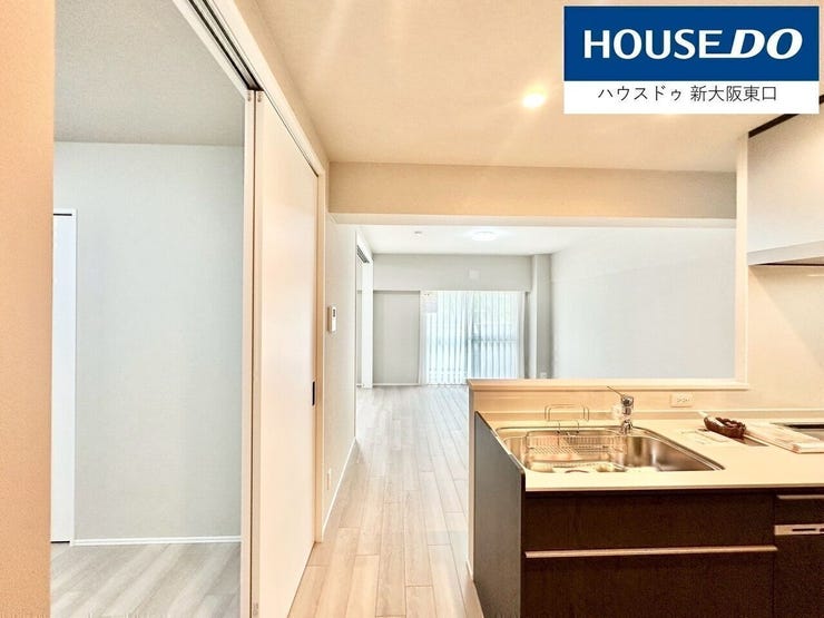 システムキッチンは半分がリビングに覗いている形状です。