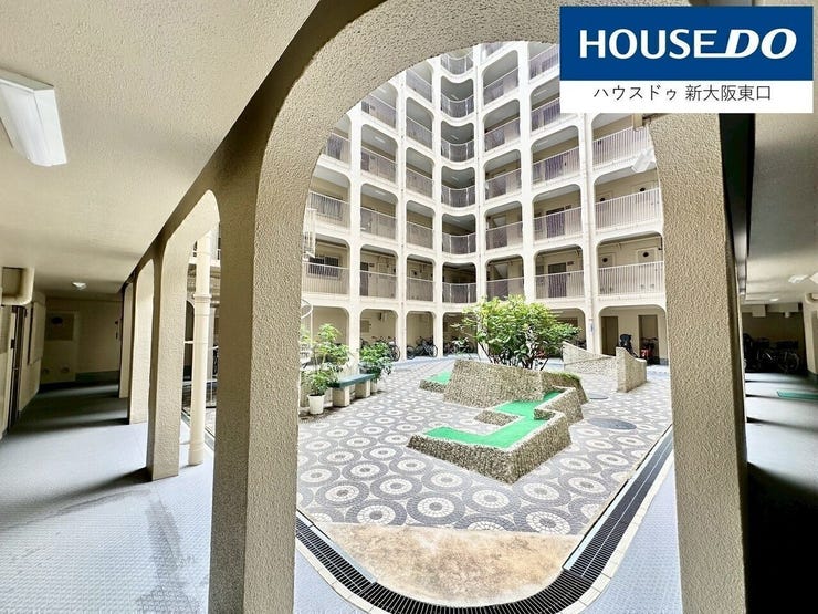 広くて明るいエントランスです。
中央に広場があり、まるで宮殿のよう