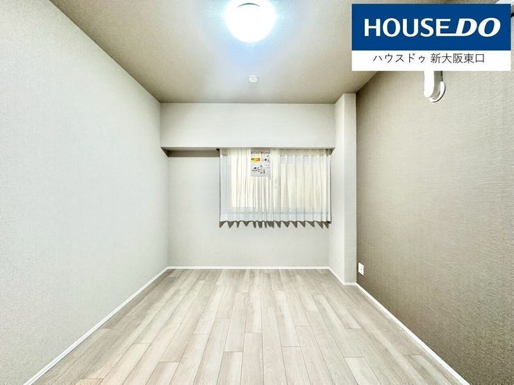 全体的に真っ白のクロスではなく、アースカラーの落ち着いた色合いとなっています。