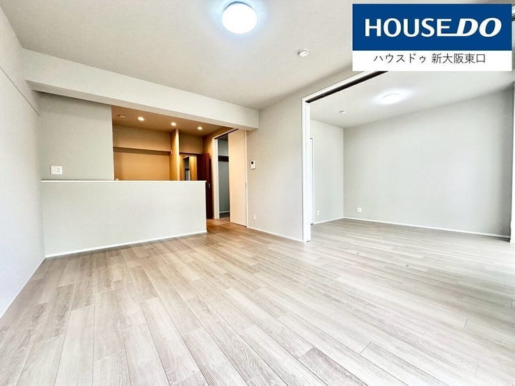 リビングと隣の部屋の敷居を開けると、16帖以上の広大な空間となります。