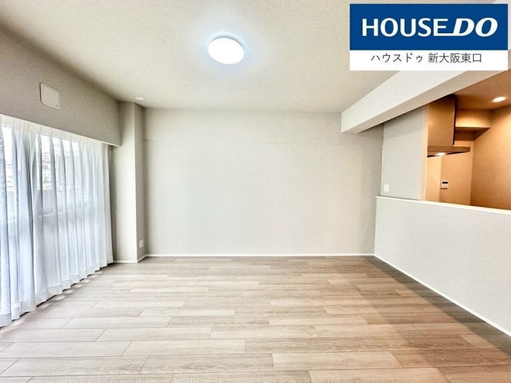 少し強めの木目がデザイナーズ感を醸します。
どんな家具とも相性がよく、インテリアを楽しんで頂けます。