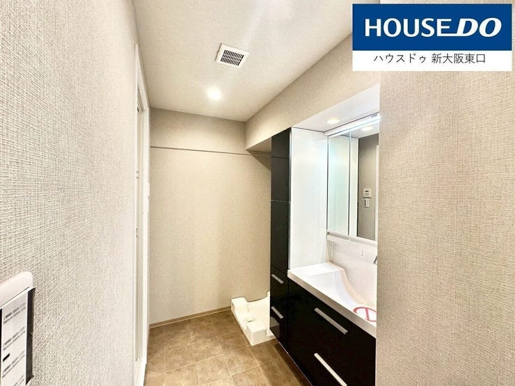 【新調】
洗面台も最新型に。
全面鏡で、鏡の裏が収納となっています。