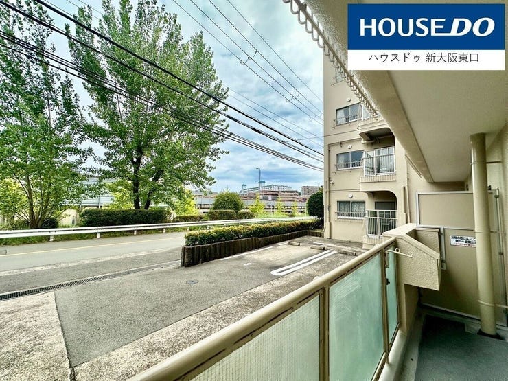 道路がやや近い立地ですが、二層ガラスのため、音はまったく気になりません。