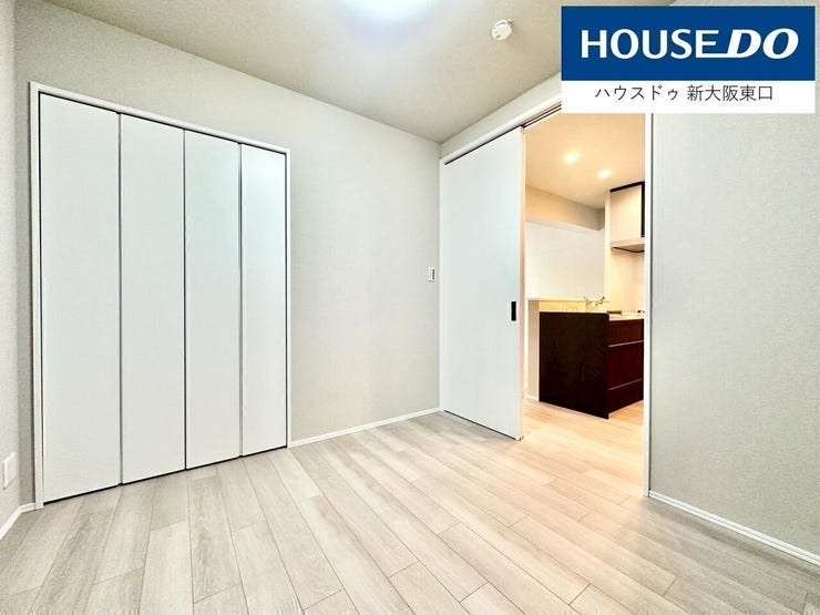 洋室6.0帖
こちらにも、大き目の収納が。
さらに廊下にも収納がございます。