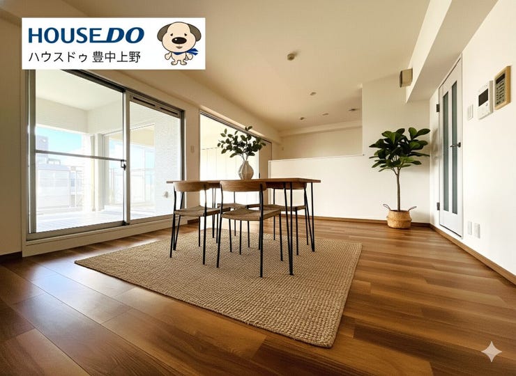 【リビング】
約11.4帖のLDK!キッチン横の洋室は可動式間仕切り扉となっており、扉をすべて開けていただくと、リビングとしても使っていただくことが可能です!
※CGで家具を配置しています。