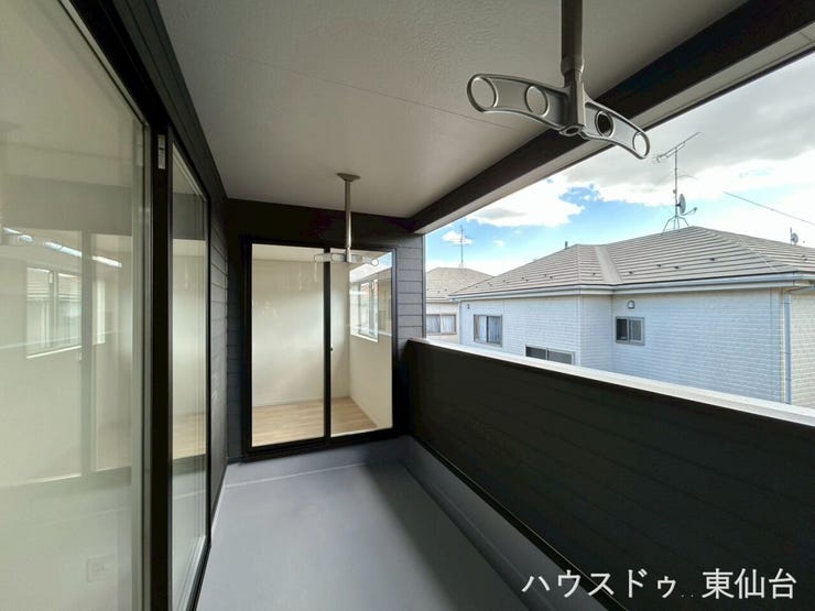 南向きバルコニーで日当たり良好♪インナーバルコニーで急な雨でも洗濯物は安心ですね♪