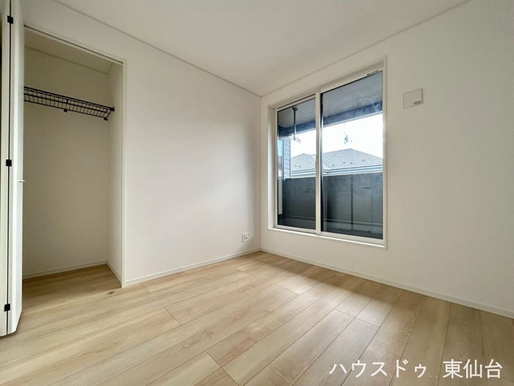 奥行きたっぷりのクローゼットで、季節物もラクラク整理。