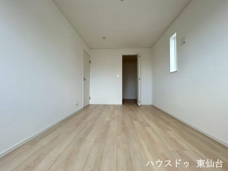 奥にはウォークインクローゼットが備わっています♪