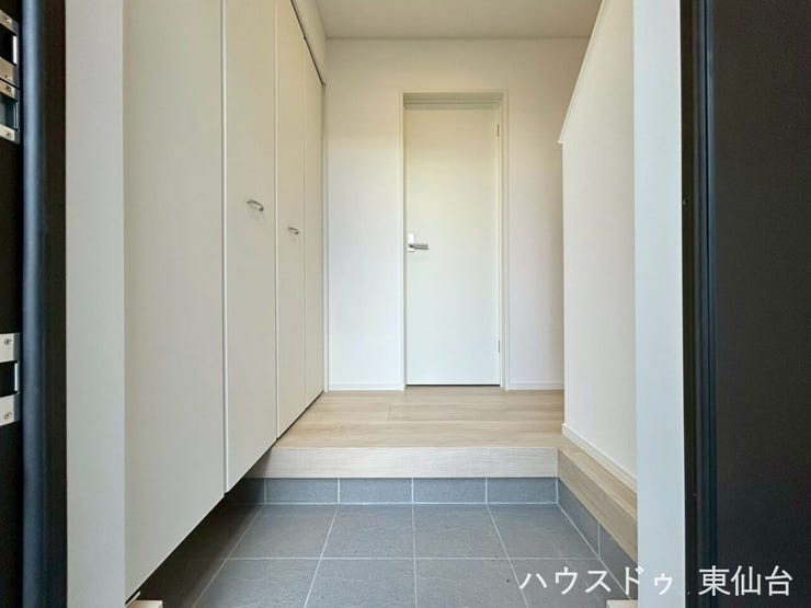 段差のないフラット設計で、毎日の出入りもスムーズに。