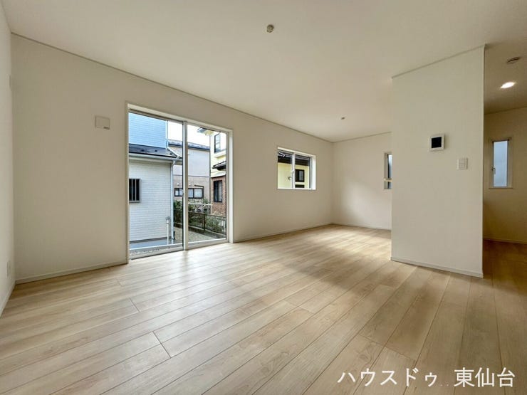 南向きの窓から明るい日差しが差し込リビングになっております♪