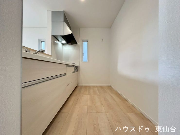 キッチンスペースは広々としてお好みでカップボードや大型冷蔵庫も置けそうです♪