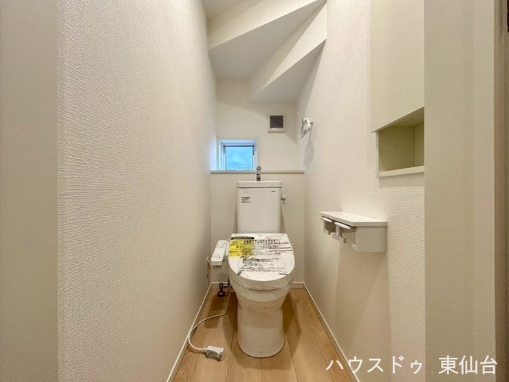 予備のペーパーも掃除用品も”見せない収納”でいつでも清潔をキープ