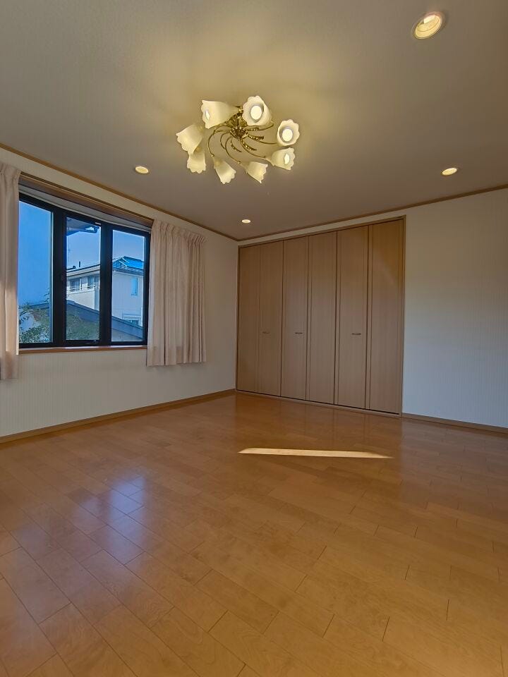 大きな窓から朝日が差し込み、目覚めのよい1日が迎えられそうです◎