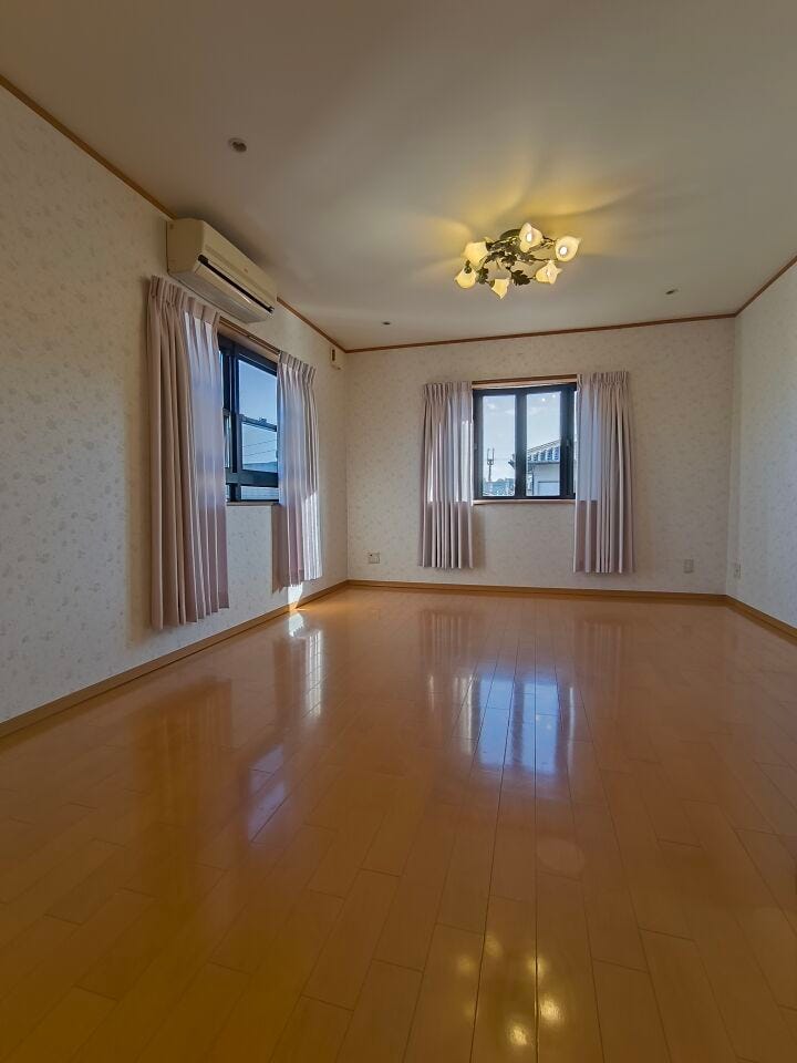 窓から風を感じられる快適なお部屋です。