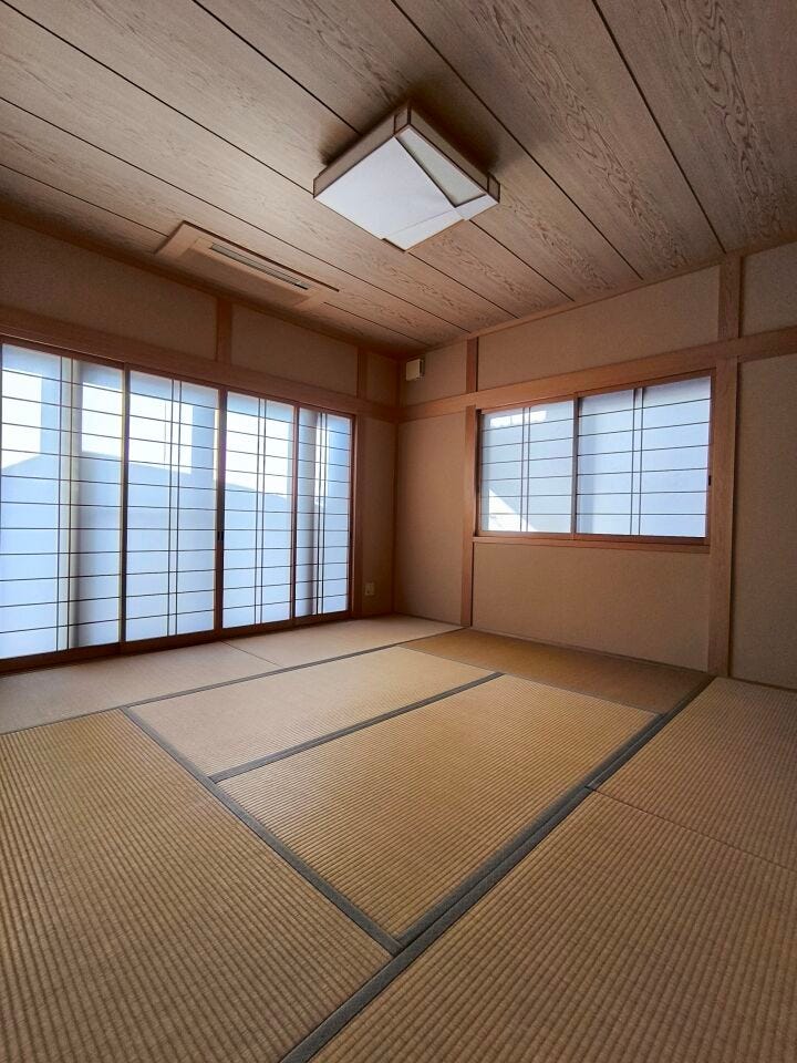リビング横の和室スペースは休憩したり、お子様の安全な遊びスペースとしても使えます◎