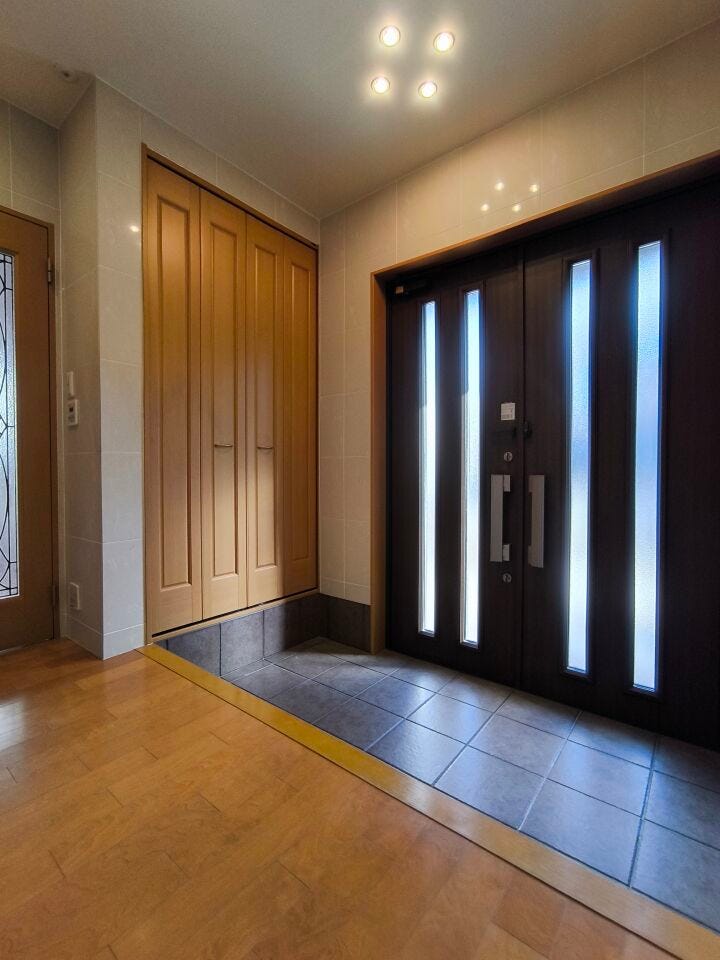 光が差す明るい玄関です。