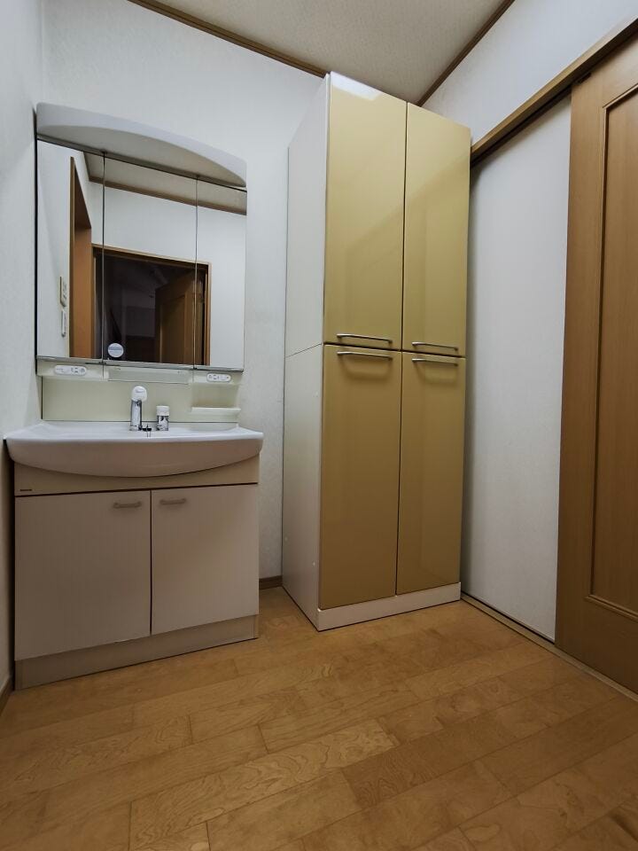 収納スペースがたくさんある洗面台です。