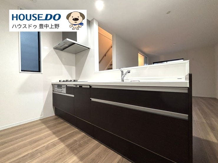 十分に広さが確保されたカウンタータイプのシステムキッチン!収納豊富なカップボード付き!