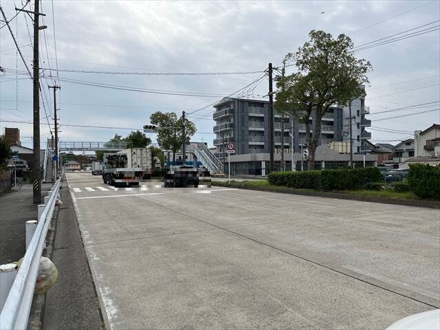幅の広い歩道のため歩行者や自転車は安心して通行できます。