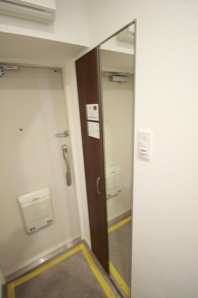 【シューズボックス】完備の玄関スペース。姿見もご用意しておりますので、お出かけや通勤・通学時の身だしなみチェックもバッチリですね♪