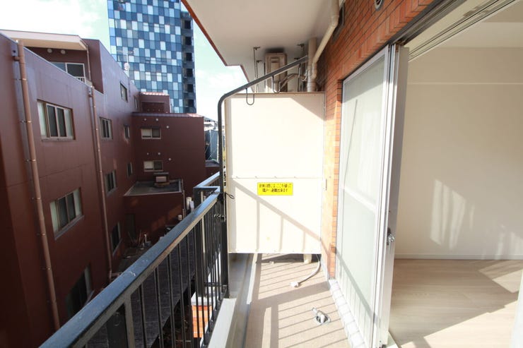 暖かい陽ざしが差込むバルコニーは、晴れた日には、洗濯物が良く乾きます。また、風通しも良好です。