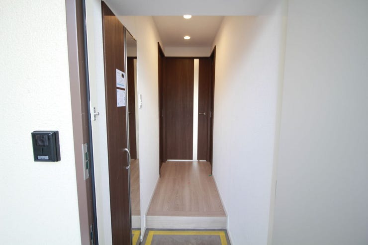 明るく開放的な廊下が、家全体に心地よい風と光を届けます。