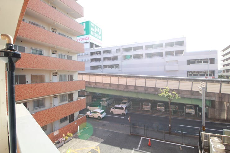 穏やかな街並みを一望しながら、爽やかな風と柔らかく降り注ぐ陽光を感じて頂けます。心地良い開放感が暮らしにゆとりと充足感をもたらします。