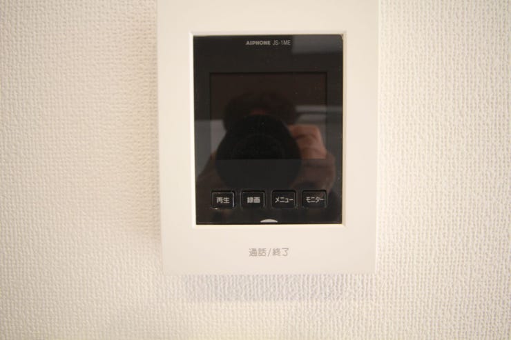 「見える安心」をカタチにしました。誰が来てもわかる様にモニター付きインターホンを設置。家事導線を考慮した個所に設置し、防犯性と利便性に優れ快適と安らぎを合わせた優しい設計。