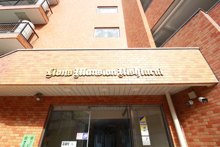 【エンブレム】スタイリッシュなデザイン。お洒落なマンションは入り口から。